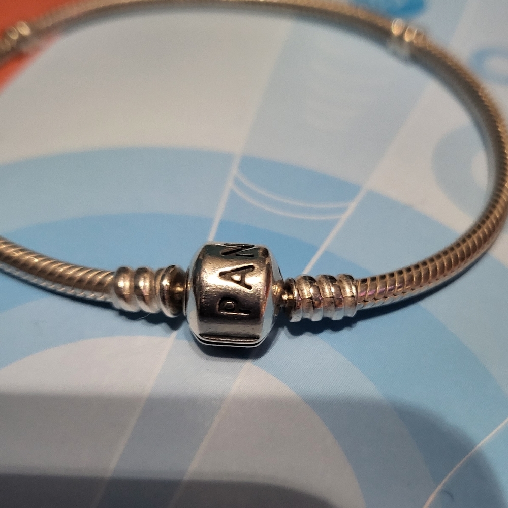 🌷Authentic Pandora charm bracelet🌷
